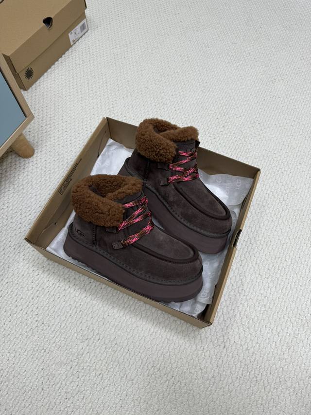 Ugg 编号：3954 24秋冬最新款雪地靴！羊毛领口上下呼应设计！勾勒出ugg品牌logo 凸显高端大气 ！采用澳洲进口羊皮毛内里，冬季保暖效果超赞 面料：进